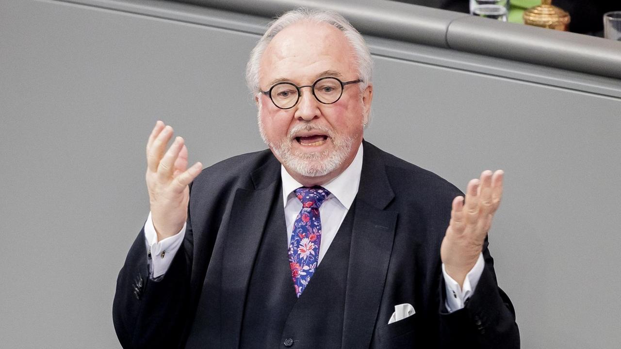 Rudolf Henke (CDU), Mitglied des Deutschen Bundestages, spricht während der Plenarsitzung bei einer Debatte zum angekündigten FDP-Gesetzentwurf zur Priorisierung bei der Schutzimpfung gegen das Coronavirus im Deutschen Bundestag. Auf der Tagesordnung der 202. Sitzung stehen unter anderem Debatten zum Erneuerbare-Energien-Gesetz, zur Priorisierung bei der Schutzimpfung SARS-CoV-2, zur europäischen Flüchtlingspolitik, zu bewaffneten Drohnen für die Bundeswehr und zur Digitalisierung von Schulen. Rudolf Henke (CDU), Mitglied des Deutschen Bundestages, spricht während der Plenarsitzung bei einer Debatte zum angekündigten FDP-Gesetzentwurf zur Priorisierung bei der Schutzimpfung gegen das Coronavirus im Deutschen Bundestag. Auf der Tagesordnung der 202. Sitzung stehen unter anderem Debatten zum Erneuerbare-Energien-Gesetz, zur Priorisierung bei der Schutzimpfung SARS-CoV-2, zur europäischen Flüchtlingspolitik, zu bewaffneten Drohnen für die Bundeswehr und zur Digitalisierung von Schulen.