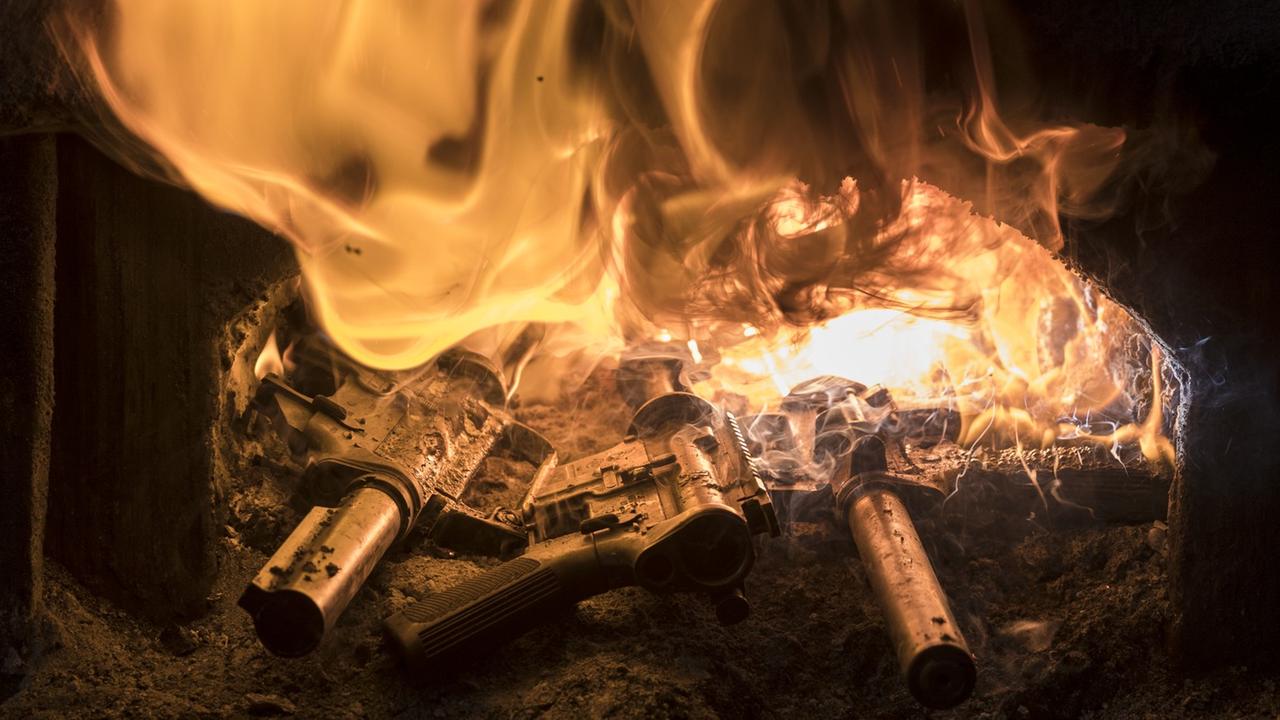 Maschinengewehre werden in einem Feuer verbrannt. Maschinengewehre werden in einem Feuer verbrannt.
