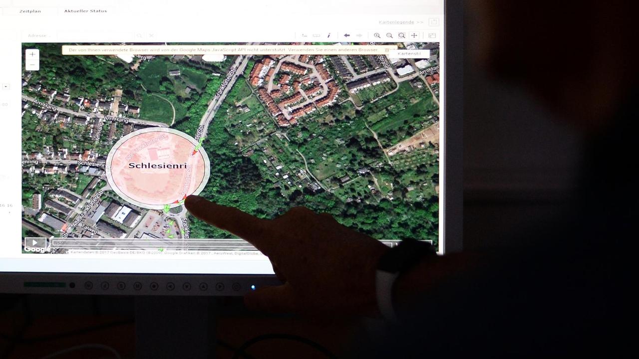Ein Mitarbeiter der IT-Stelle der hessischen Justiz veranschaulicht anhand eines Schaubildes, wie es aussehen würde, wenn ein Straftäter, der mit einer elektronischen Fußfessel ausgestattet ist, eine verbotene Zone betritt. Ein Mitarbeiter der IT-Stelle der hessischen Justiz veranschaulicht anhand eines Schaubildes, wie es aussehen würde, wenn ein Straftäter, der mit einer elektronischen Fußfessel ausgestattet ist, eine verbotene Zone betritt.
