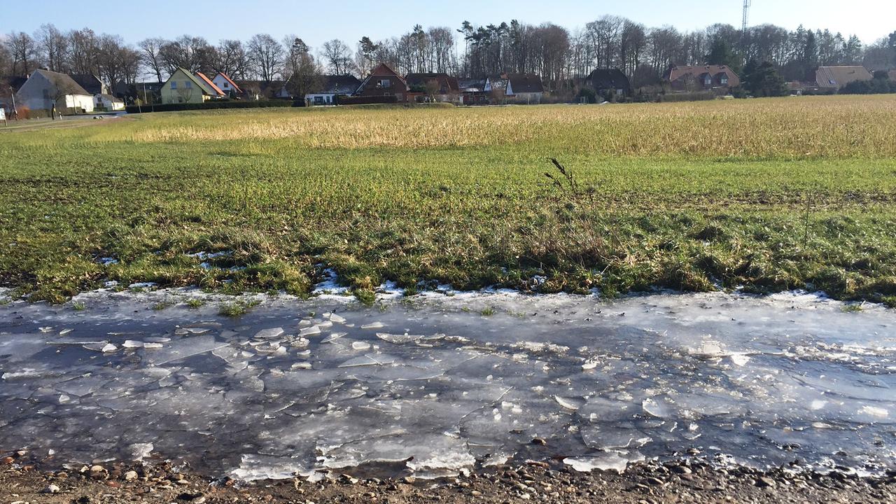 Morgendlich vereiste Äcker - Gülle kann hier noch nicht einsickern. Morgendlich vereiste Äcker - Gülle kann hier noch nicht einsickern.