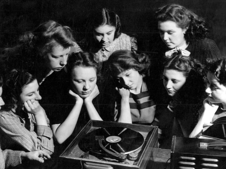 Frauen hören in der Canning Town Bücherei in Pretoria auf einem Grammophon Musik (1947).
