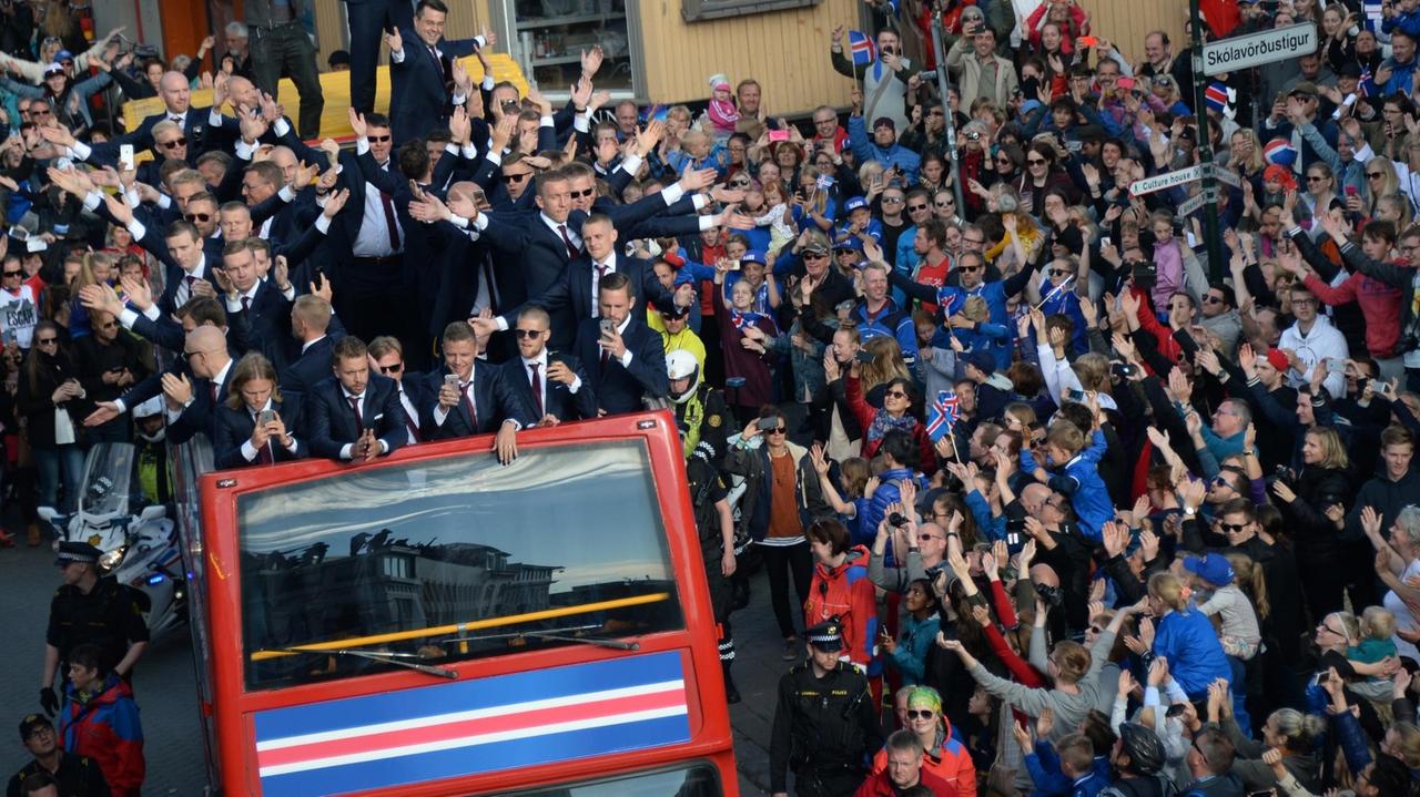 Die isländische Fußball-Nationalmannschaft wurde nach ihrer Rückkehr von der EM in Frankreich begeistert empfangen. Die isländische Fußball-Nationalmannschaft wurde nach ihrer Rückkehr von der EM in Frankreich begeistert empfangen.