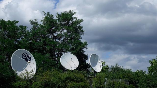 Satellitenschüsseln auf dem Dach der Deutschen Welle in Bonn.