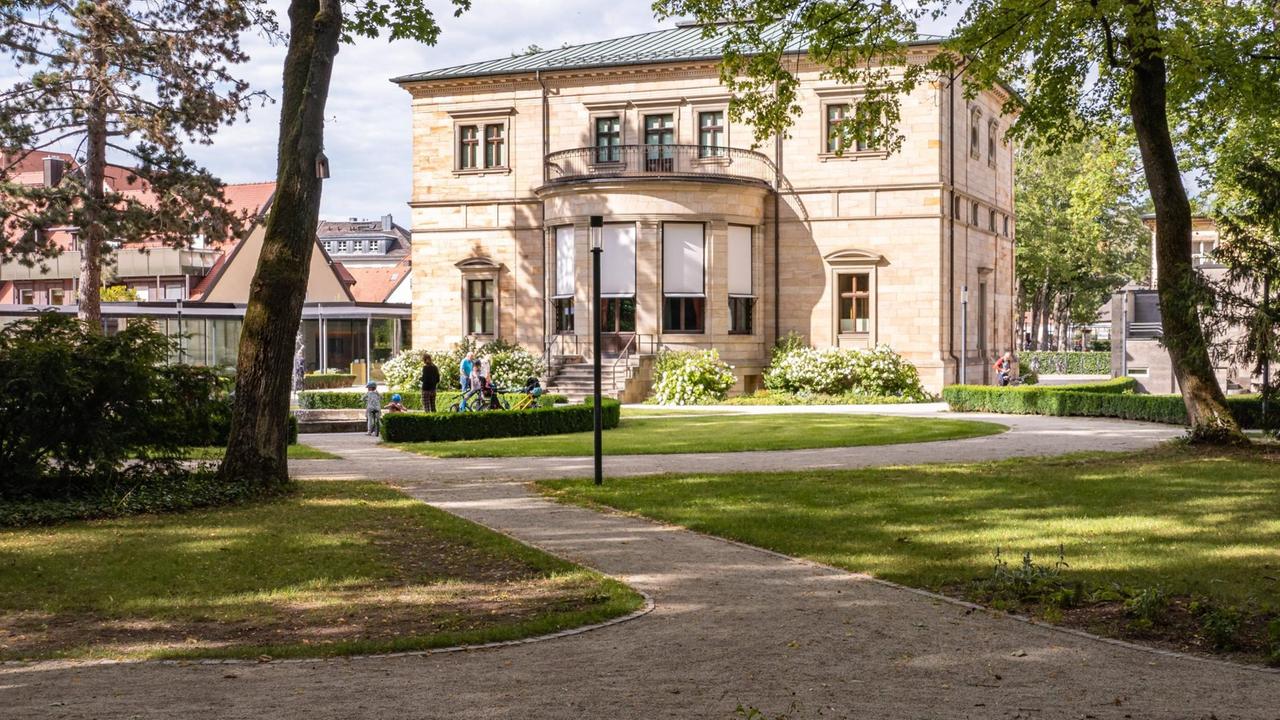 Blick durch den Park auf das Haus Wahnfried am Rande des Bayreuther Hofgartens. Blick durch den Park auf das Haus Wahnfried am Rande des Bayreuther Hofgartens.