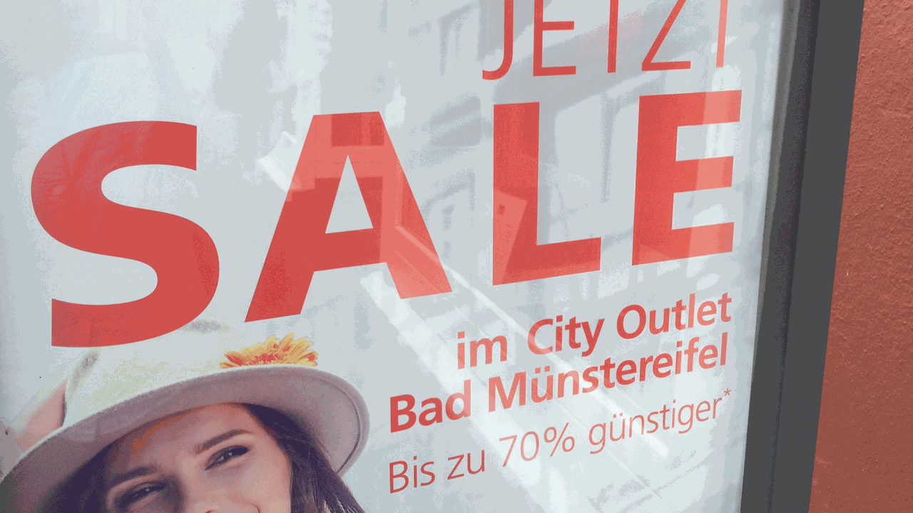 Eine Werbetafel für das Outlet in Bad Münstereifel Eine Werbetafel für das Outlet in Bad Münstereifel
