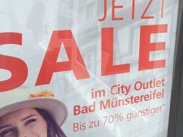 Eine Werbetafel für das Outlet in Bad Münstereifel