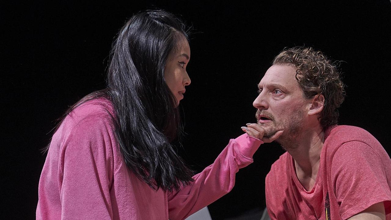 Trang Le Hong und Felix Rech in "Wheeler" von Tracy Letts in der Regie von Oliver Reese am Berliner Ensemble. Trang Le Hong und Felix Rech in "Wheeler" von Tracy Letts in der Regie von Oliver Reese am Berliner Ensemble.