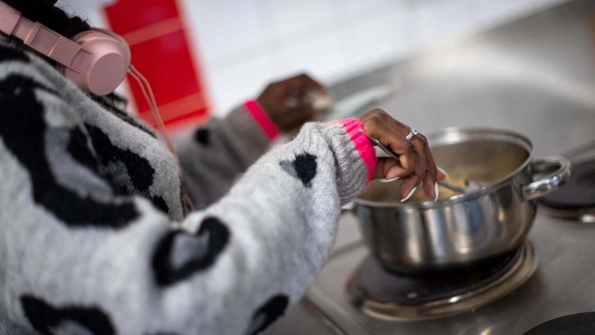 Eine Bewohnerin einer Unterkunft für geflüchtete Frauen steht am Herd, aufgenommen im März 2019 in Berlin. Eine Bewohnerin einer Unterkunft für geflüchtete Frauen steht am Herd, aufgenommen im März 2019 in Berlin.