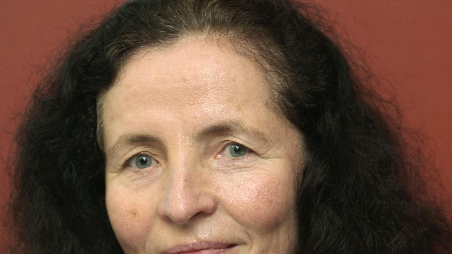Porträt der schwarzhaarigen Strafrechtlerin Monika Frommel Porträt der schwarzhaarigen Strafrechtlerin Monika Frommel