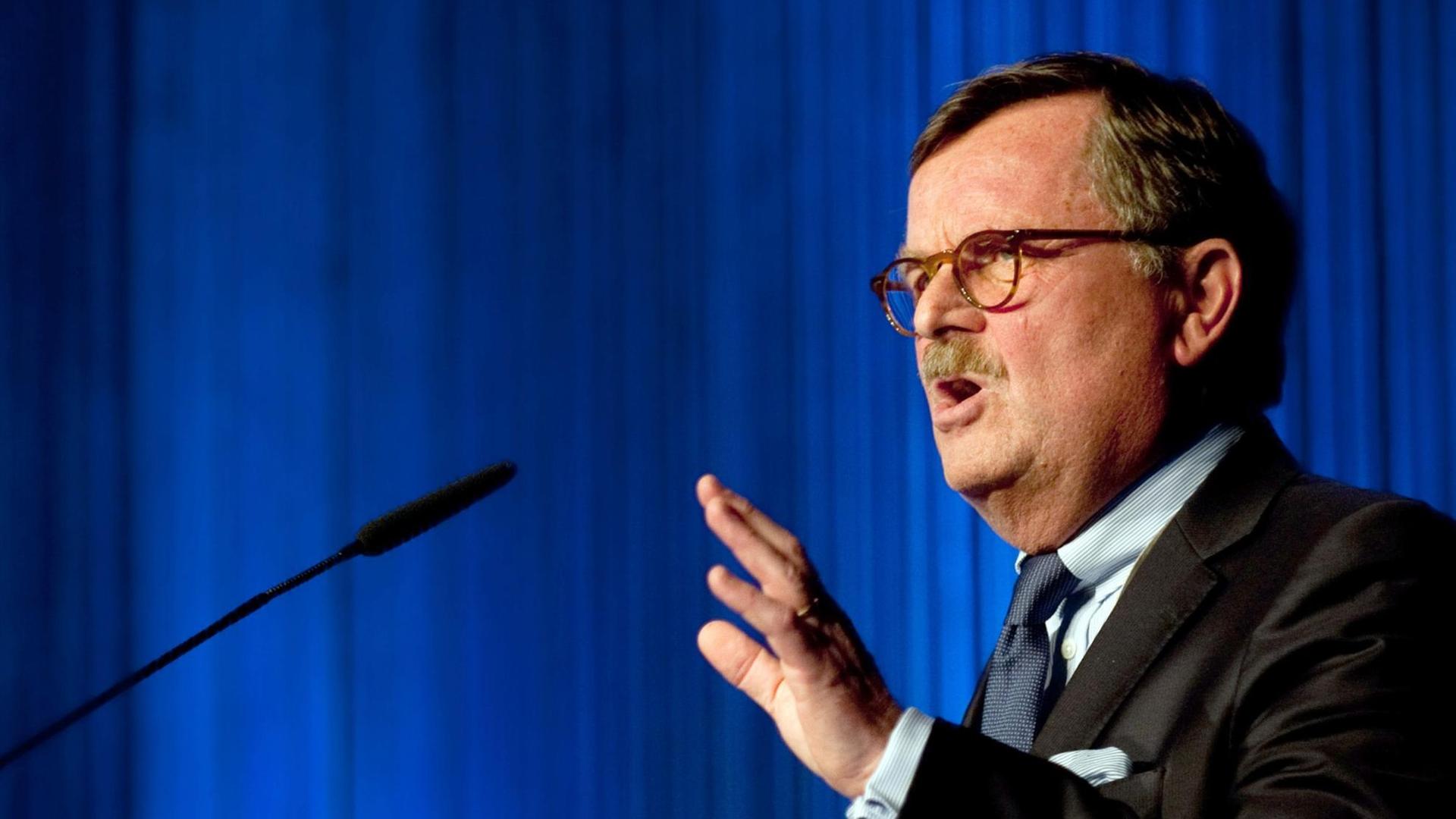 Der Präsident der Bundesärztekammer Frank Ulrich Montgomery spricht am 23.01.2016 in Berlin zu den Teilnehmern des Außerordentlichen Deutschen Ärztetages. Der Präsident der Bundesärztekammer Frank Ulrich Montgomery spricht am 23.01.2016 in Berlin zu den Teilnehmern des Außerordentlichen Deutschen Ärztetages.