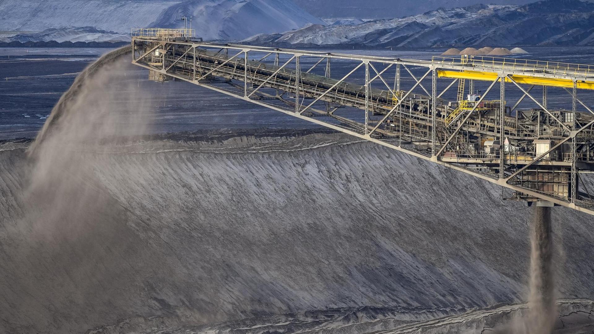 Abraum fällt von einer Förderbrücke im Braunkohletagebau Jänschwalde der LEAG (Lausitz Energie Bergbau AG), ehemals Vattenfall AG, am 04.01.2017 unweit der Ortschaft Grießen (Brandenburg). Abraum fällt von einer Förderbrücke im Braunkohletagebau Jänschwalde der LEAG (Lausitz Energie Bergbau AG), ehemals Vattenfall AG, am 04.01.2017 unweit der Ortschaft Grießen (Brandenburg).