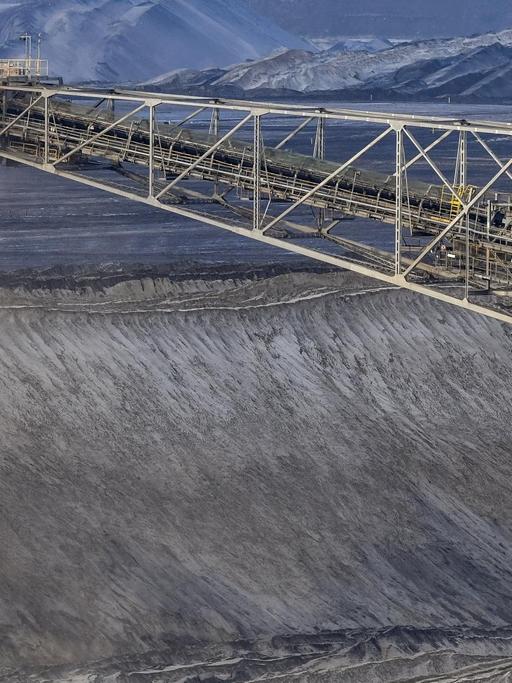 Abraum fällt von einer Förderbrücke im Braunkohletagebau Jänschwalde der LEAG (Lausitz Energie Bergbau AG), ehemals Vattenfall AG, am 04.01.2017 unweit der Ortschaft Grießen (Brandenburg).