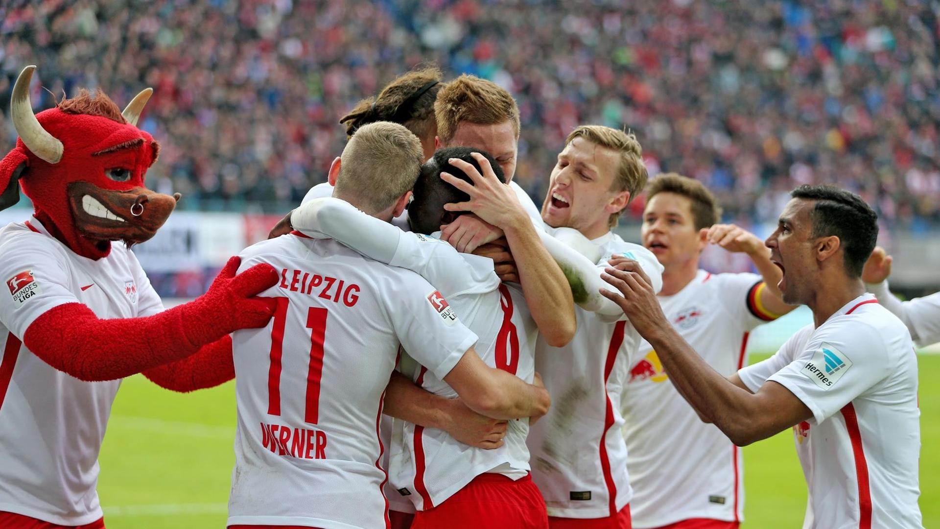 Sie sehen die Spieler von RB Leipzig. Sie liegen sich in den Armen. Sie sehen die Spieler von RB Leipzig. Sie liegen sich in den Armen.