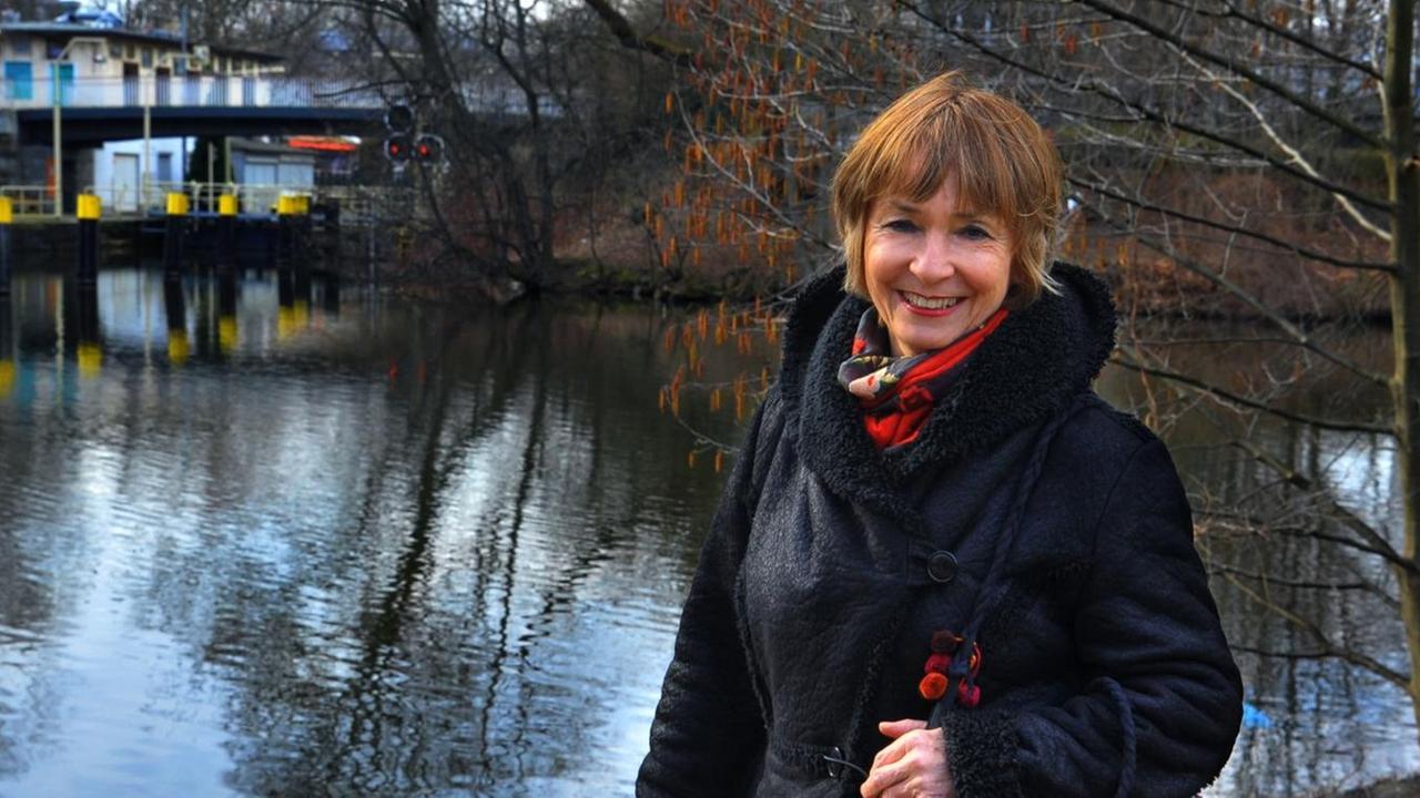 Im Vordergrund Ursula Priess, dahinter der Kanal und Landschaft. Im Vordergrund Ursula Priess, dahinter der Kanal und Landschaft.