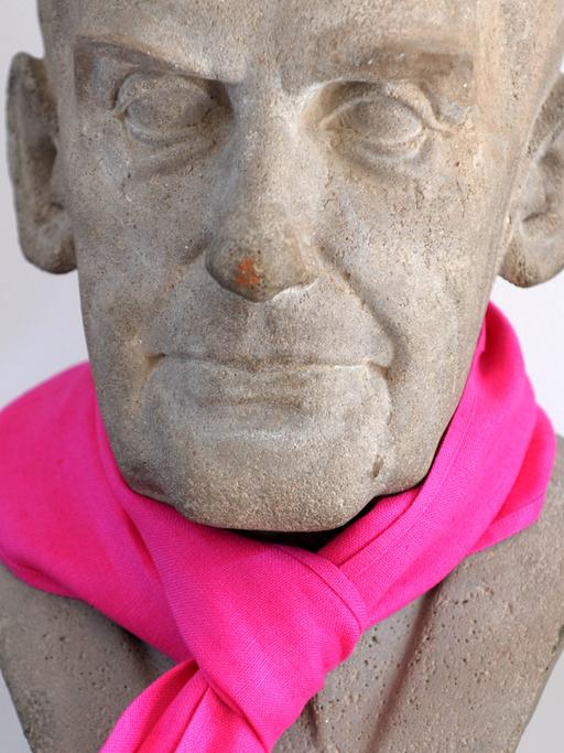In der Bauhaus-Universität in Weimar trägt die Büste des Bauhaus-Gründers Walter Gropius einen farbigen Schal.