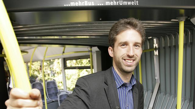 Tübinger OB Boris Palmer in Hybrid-Doppelgelenkbus