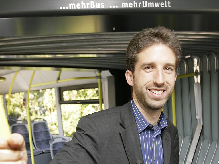 Tübinger OB Boris Palmer in Hybrid-Doppelgelenkbus