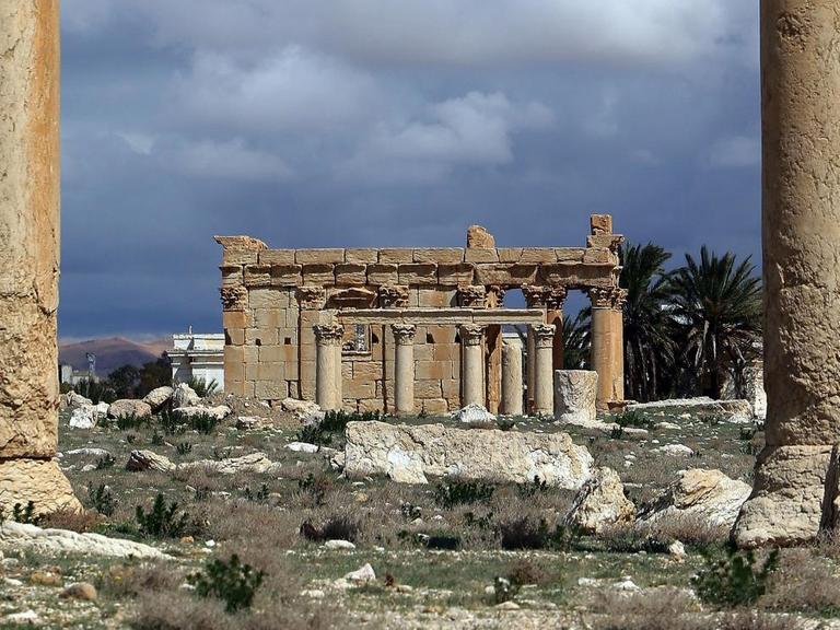 Der zerstörte syrische Baalschamin-Tempel in der Oasenstadt Palmyra.