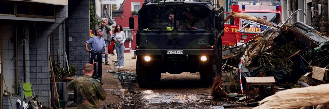 Altenahr: Fahrzeuge der Bundeswehr rücken in Altenahr an, um die Rettungsdienste zu unterstützen. Altenahr: Fahrzeuge der Bundeswehr rücken in Altenahr an, um die Rettungsdienste zu unterstützen.