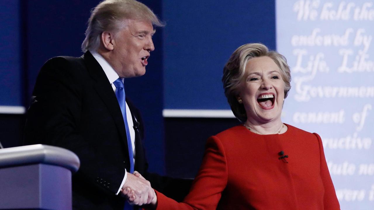 Donald Trump und Hillary Clinton schütteln sich am Ende des ersten Fernsehduells die Hände. Donald Trump und Hillary Clinton schütteln sich am Ende des ersten Fernsehduells die Hände.