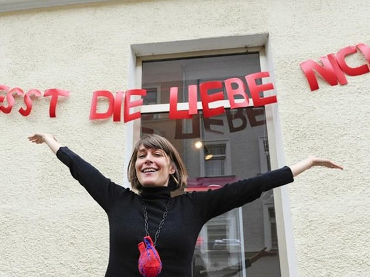 Luise Loué am Eingang ihrer Liebesobjekte-Sammlung Luise Loué am Eingang ihrer Liebesobjekte-Sammlung