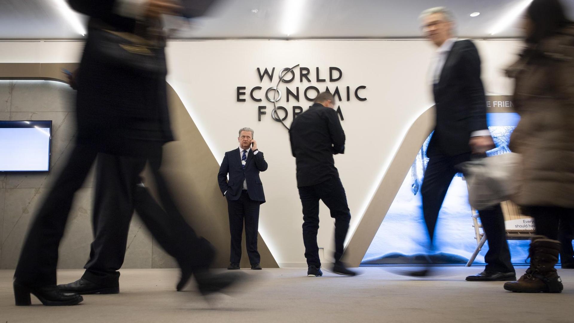 Vorbeilaufende Menschen beim Weltwirtschaftsforum in Davos in der Schweiz. Vorbeilaufende Menschen beim Weltwirtschaftsforum in Davos in der Schweiz.