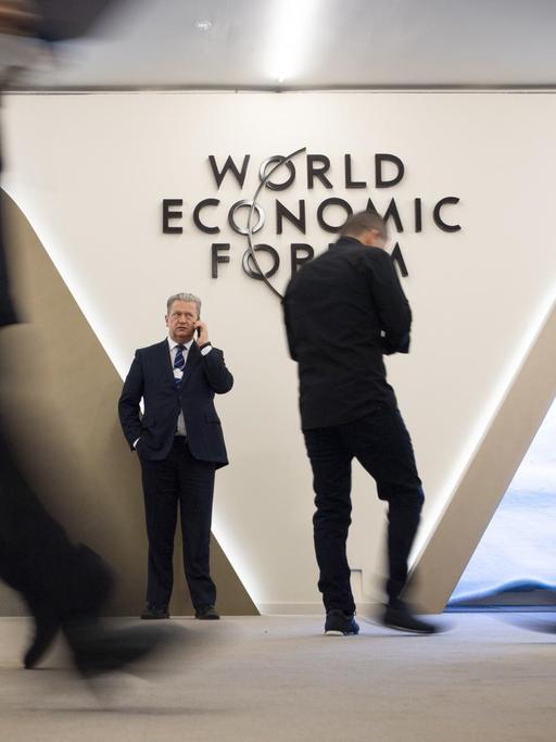 Vorbeilaufende Menschen beim Weltwirtschaftsforum in Davos in der Schweiz.