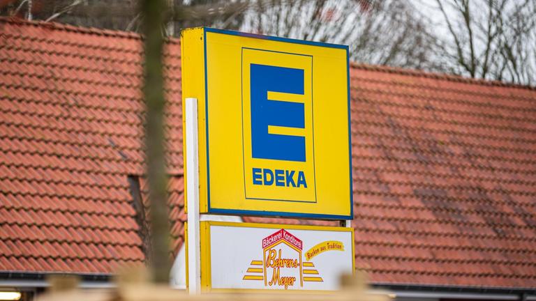 Edeka-Schild auf dem Parkplatz des Edeka Marktes in Essen 