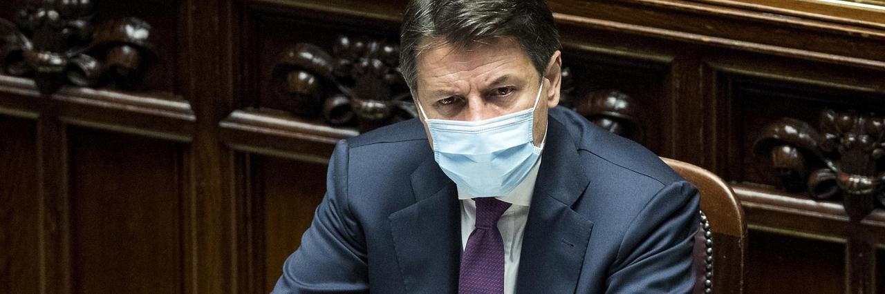 Italiens Premier Conte im Parlament, er trägt eine Maske.