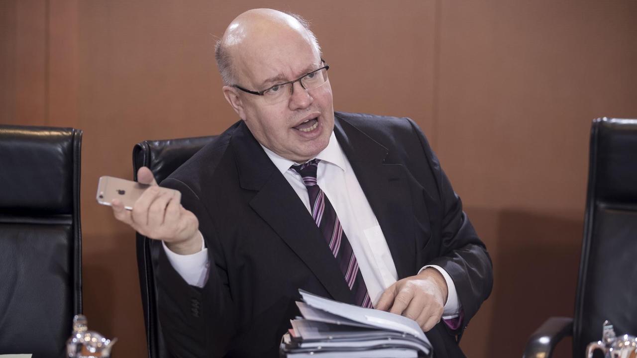 Kanzleramtschef Peter Altmaier (CDU) wartet am 11.01.2017 in Berlin auf den Beginn der Sitzung des Bundeskabinetts. Kanzleramtschef Peter Altmaier (CDU) wartet am 11.01.2017 in Berlin auf den Beginn der Sitzung des Bundeskabinetts.