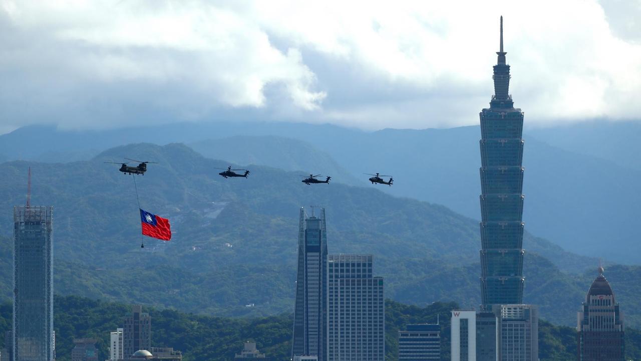 Helikopter des taiwanesischen Militärs fliegen am 7. Oktober 2021 über Taipeh