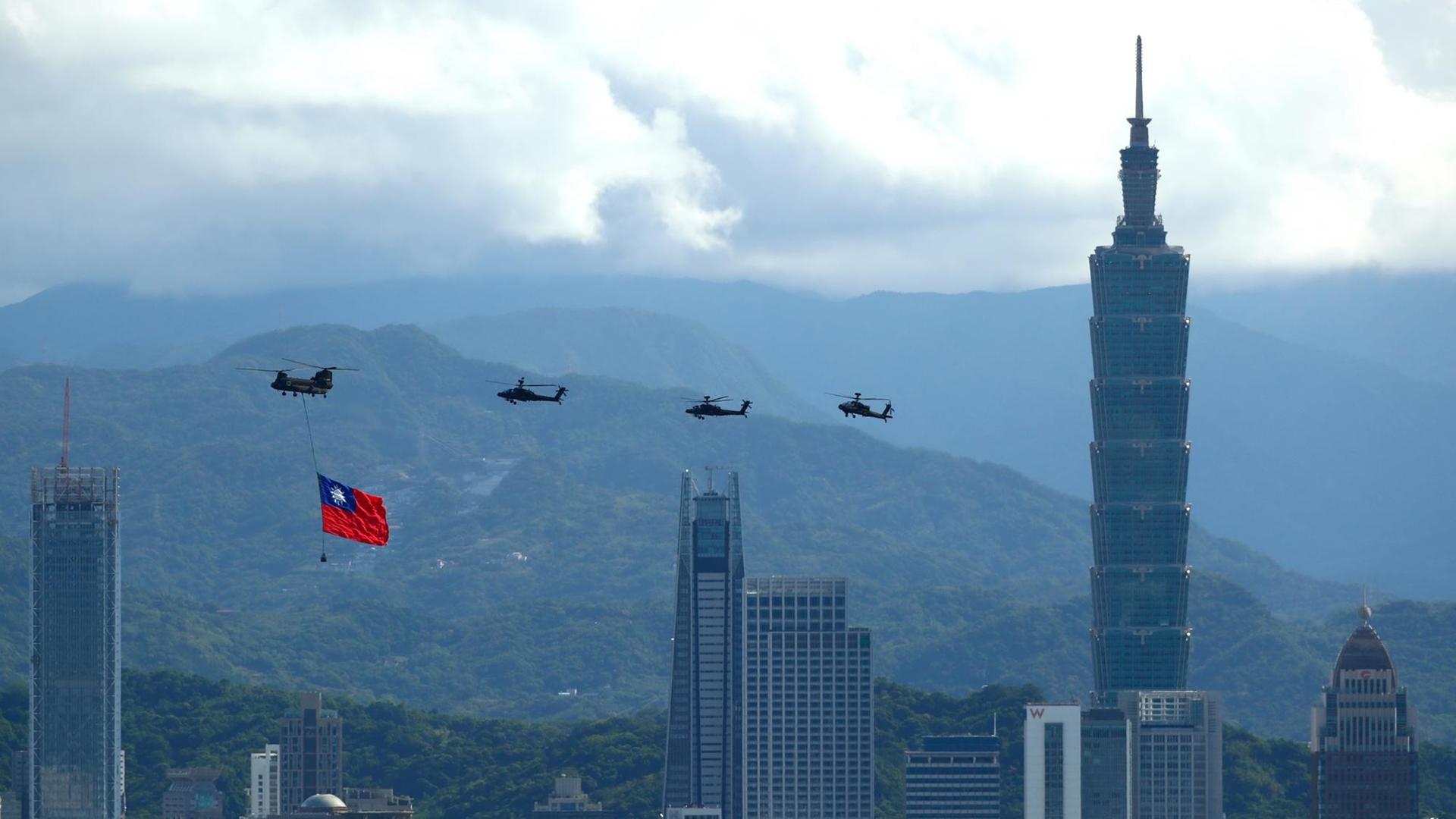 Helikopter des taiwanesischen Militärs fliegen am 7. Oktober 2021 über Taipeh Helikopter des taiwanesischen Militärs fliegen am 7. Oktober 2021 über Taipeh