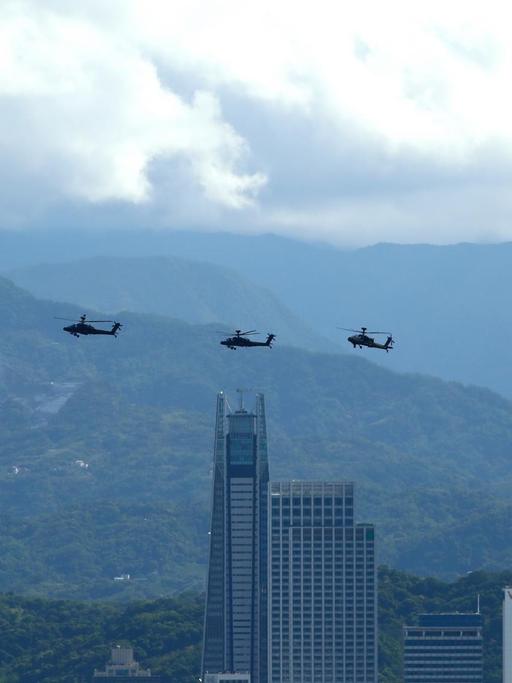 Helikopter des taiwanesischen Militärs fliegen am 7. Oktober 2021 über Taipeh