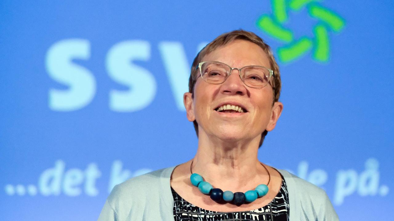 Schleswig-Holsteins Justizministerin Anke Spoorendonk (SSW) in Rendsburg (Schleswig-Holstein) auf dem Programmparteitag des Südschleswigschen Wählerverbandes (SSW). Die Partei der dänischen Minderheit will nach der kommenden Landtagswahl am 07. Mai 2017 weiter mit der SPD und Bündnis90/Die Grünen im Kieler Landtag regieren. Schleswig-Holsteins Justizministerin Anke Spoorendonk (SSW) in Rendsburg (Schleswig-Holstein) auf dem Programmparteitag des Südschleswigschen Wählerverbandes (SSW). Die Partei der dänischen Minderheit will nach der kommenden Landtagswahl am 07. Mai 2017 weiter mit der SPD und Bündnis90/Die Grünen im Kieler Landtag regieren.