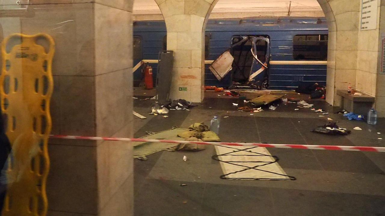 Das Bild zeigt den beschädigten Zug der St. Petersburger U-Bahn nach dem Anschlag. Das Bild zeigt den beschädigten Zug der St. Petersburger U-Bahn nach dem Anschlag.