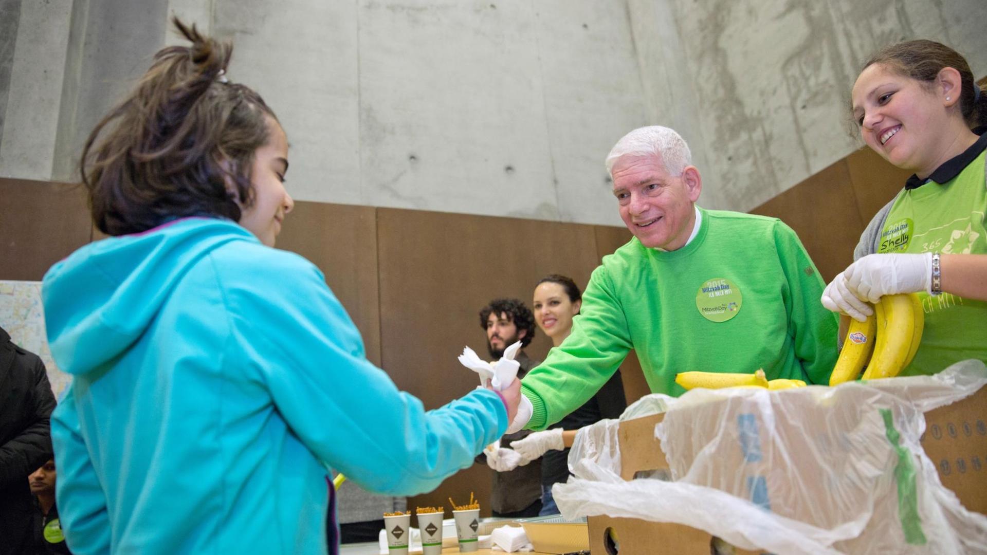 Josef Schuster, Präsident des Zentralrats der Juden, verteilt im Rahmen des Mitzvah Day am 15.11.2015 in einer Flüchtlingsunterkunft Essen an die Bewohner Josef Schuster, Präsident des Zentralrats der Juden, verteilt im Rahmen des Mitzvah Day am 15.11.2015 in einer Flüchtlingsunterkunft Essen an die Bewohner