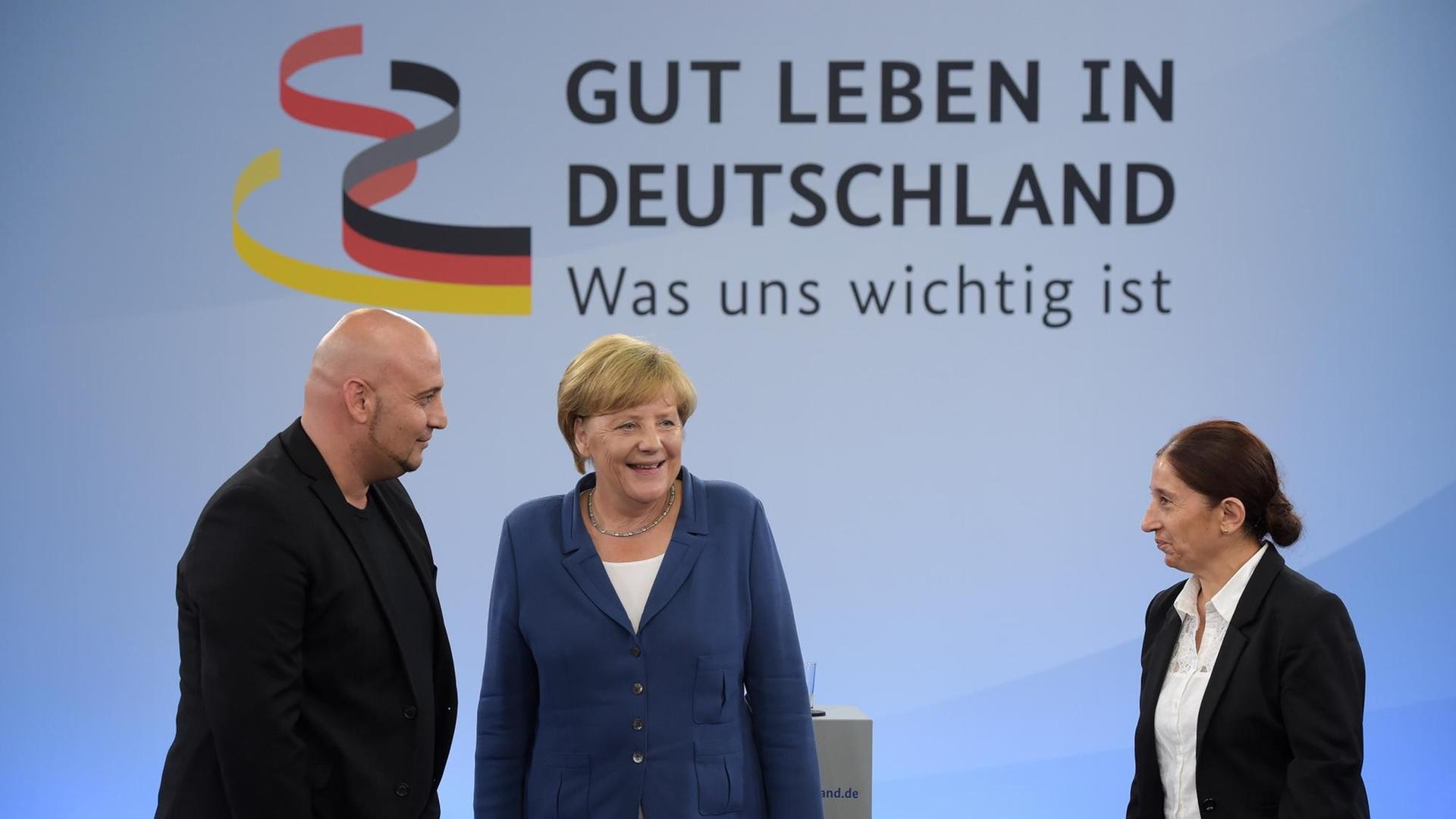 Bundeskanzlerin Angela Merkel unterhält sich in Duisburg-Marxloh vor Beginn des Bürgerdialogs "Gut Leben in Deutschland" mit Diskussionsteilnehmern. Bundeskanzlerin Angela Merkel unterhält sich in Duisburg-Marxloh vor Beginn des Bürgerdialogs "Gut Leben in Deutschland" mit Diskussionsteilnehmern.
