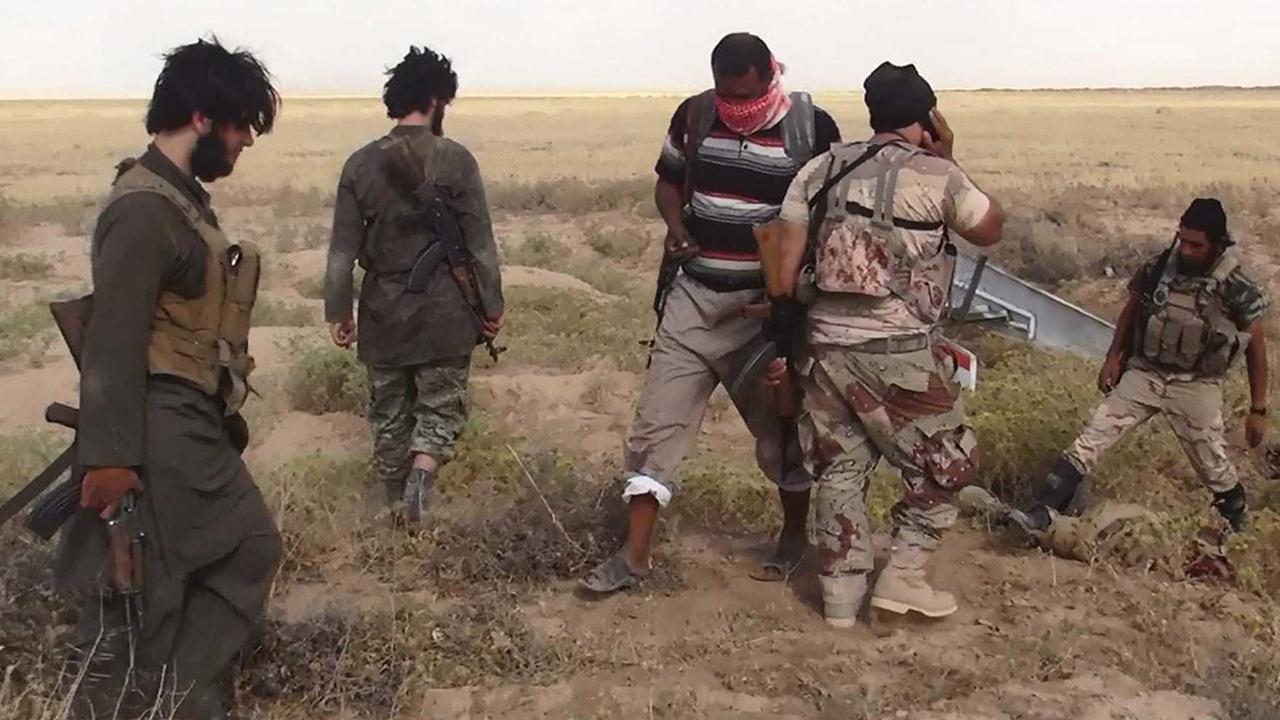 Das Foto stammt von der Gruppe Albaraka News, die den Dschihadisten nahe steht. Es zeigt mutmaßliche Kämpfer des IS, die nahe der Grenze zwischen Syrien und dem Irak Stellung beziehen. Das Foto stammt von der Gruppe Albaraka News, die den Dschihadisten nahe steht. Es zeigt mutmaßliche Kämpfer des IS, die nahe der Grenze zwischen Syrien und dem Irak Stellung beziehen.