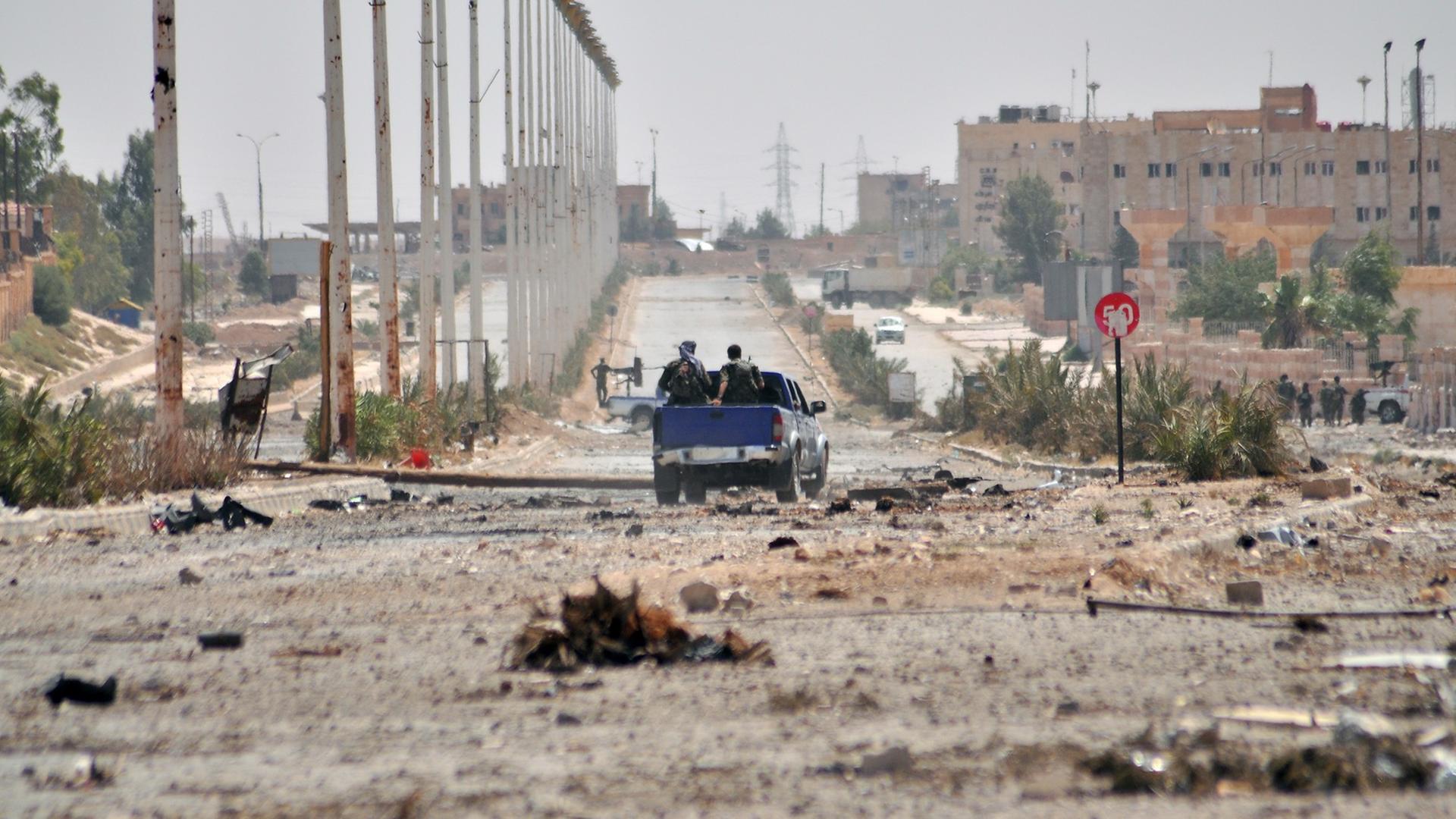Mitglieder der kurdischen YPG fahren durch Al-Nashwa im Nordosten Syriens. Mitglieder der kurdischen YPG fahren durch Al-Nashwa im Nordosten Syriens.