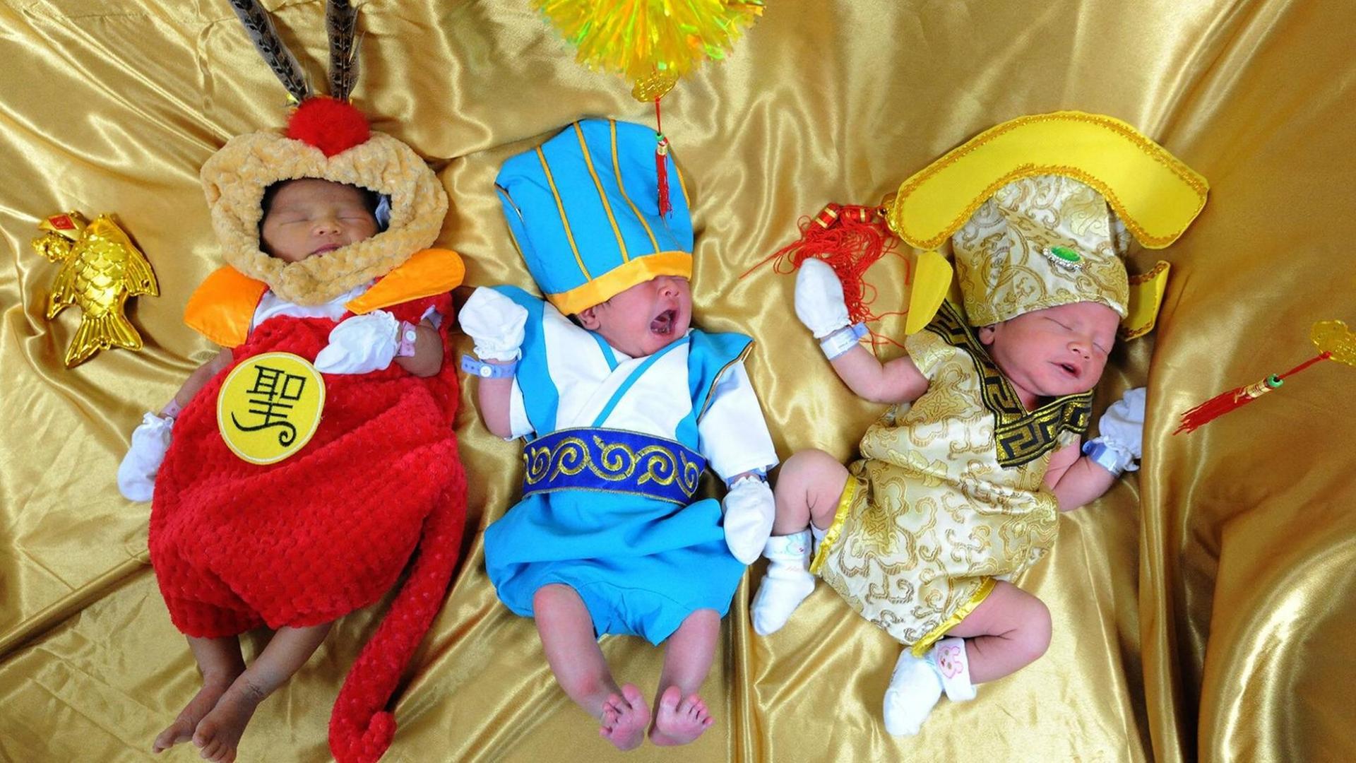 Chinesische Babies in traditioneller Kleidung
