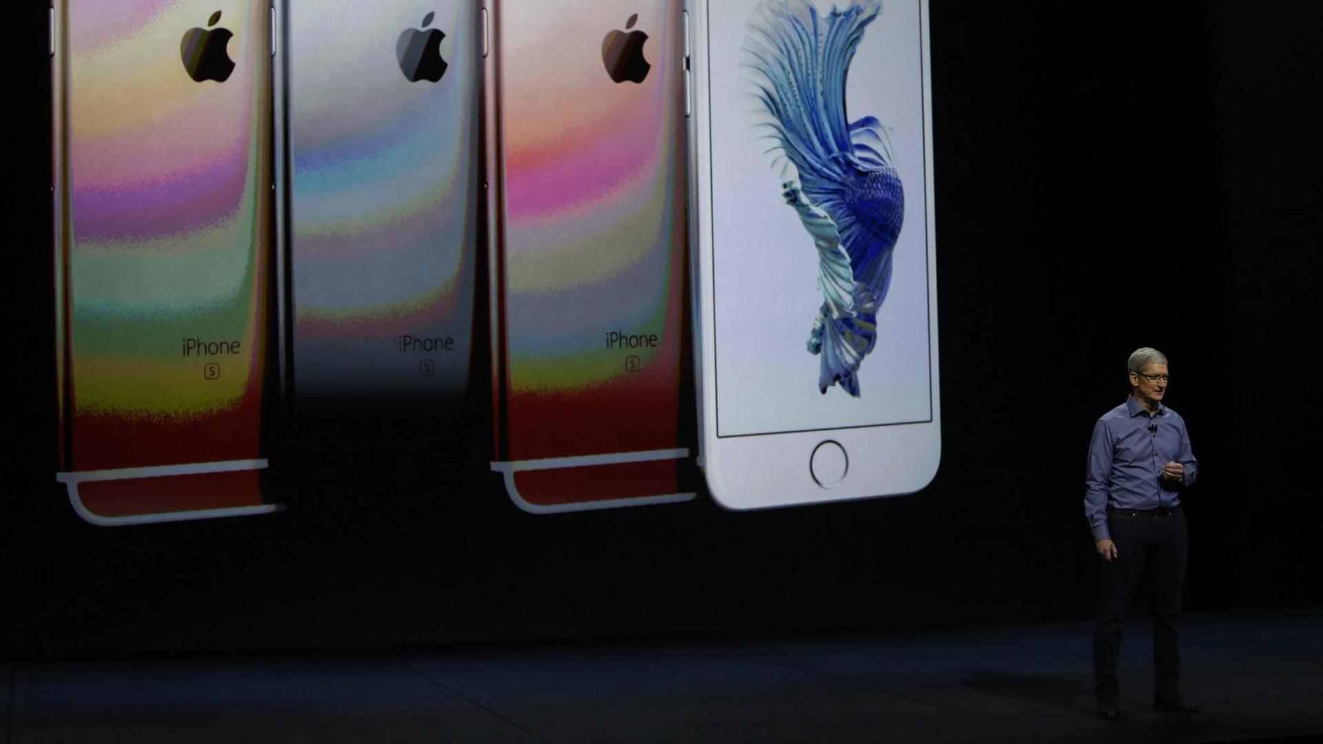 Apple-Chef Tim Cook präsentiert am 9. September 2015 neue Produkte, in diesem Fall gerade das iPhone 6s. Apple-Chef Tim Cook präsentiert am 9. September 2015 neue Produkte, in diesem Fall gerade das iPhone 6s.