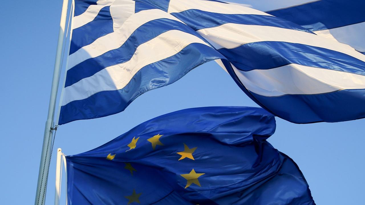 Die Fahnen von Griechenland und der Europäischen Union Die Fahnen von Griechenland und der Europäischen Union