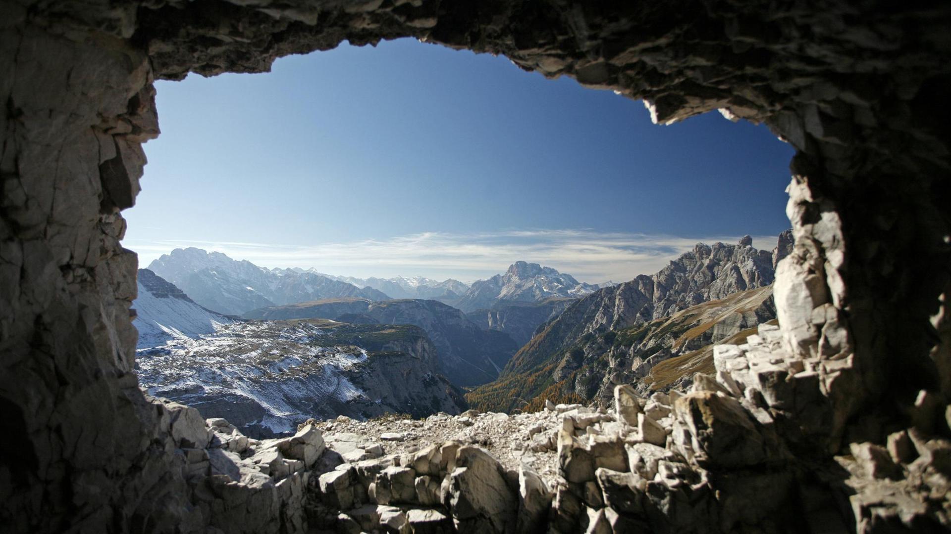 Blick aus einem Stollen aus dem Ersten Weltkrieg im Gestein des Paternkofel (Dreizinnen) in den Dolomiten, aufgenommen am 12.10.2008. Blick aus einem Stollen aus dem Ersten Weltkrieg im Gestein des Paternkofel (Dreizinnen) in den Dolomiten, aufgenommen am 12.10.2008.