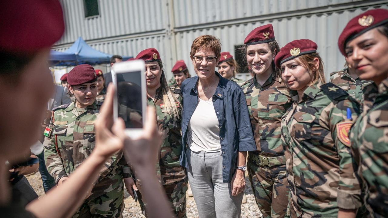Irak, Erbil: Annegret Kramp-Karrenbauer (CDU), Verteidigungsministerin, steht zwischen Peschmerga Soldatinnen Irak, Erbil: Annegret Kramp-Karrenbauer (CDU), Verteidigungsministerin, steht zwischen Peschmerga Soldatinnen