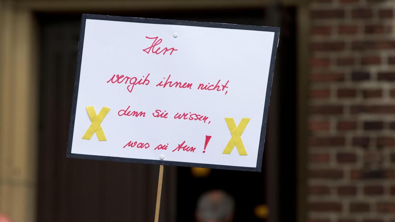 Auf dem Schild eines Demonstrierenden in Manheim steht die Aufschrift: "Herr vergib ihnen nicht, denn sie wissen was sie tun." Auf dem Schild eines Demonstrierenden in Manheim steht die Aufschrift: "Herr vergib ihnen nicht, denn sie wissen was sie tun."