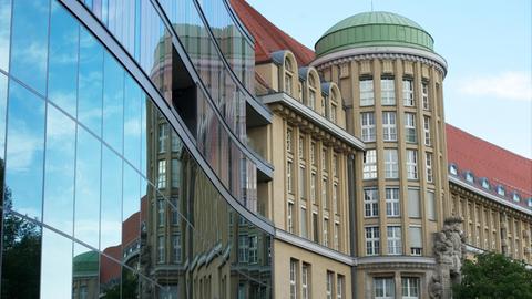 Der Altbau der Deutschen Nationalbücherei spiegelt sich in dem Erweiterungsbau in Leipzig.