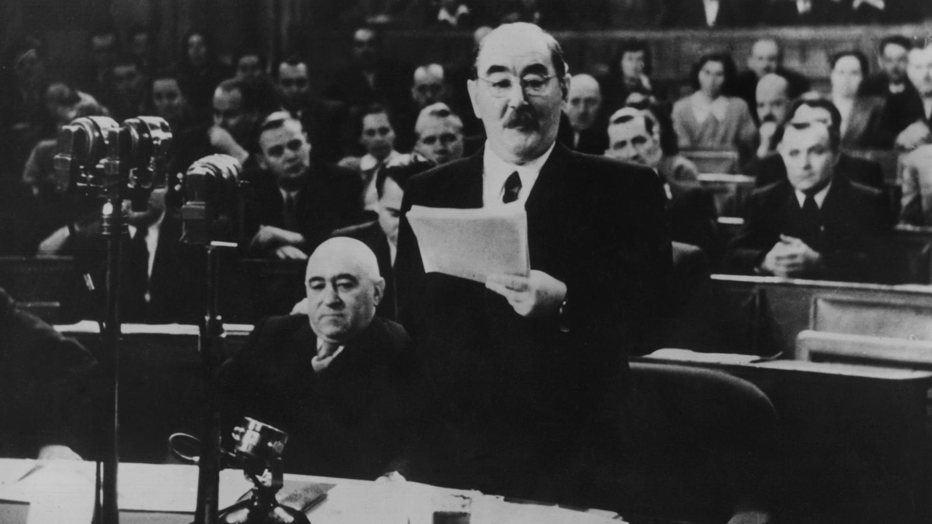 Vor seinem Sturz 1955 spricht der ungarische Ministerpräsident Imre Nagy vor der Volkskammer, links an seiner Seite sein Widersacher Matyas Rakoski, der ihn 1955 stürzte Vor seinem Sturz 1955 spricht der ungarische Ministerpräsident Imre Nagy vor der Volkskammer, links an seiner Seite sein Widersacher Matyas Rakoski, der ihn 1955 stürzte