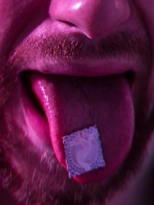 LSD auf der Zunge eines Mannes.