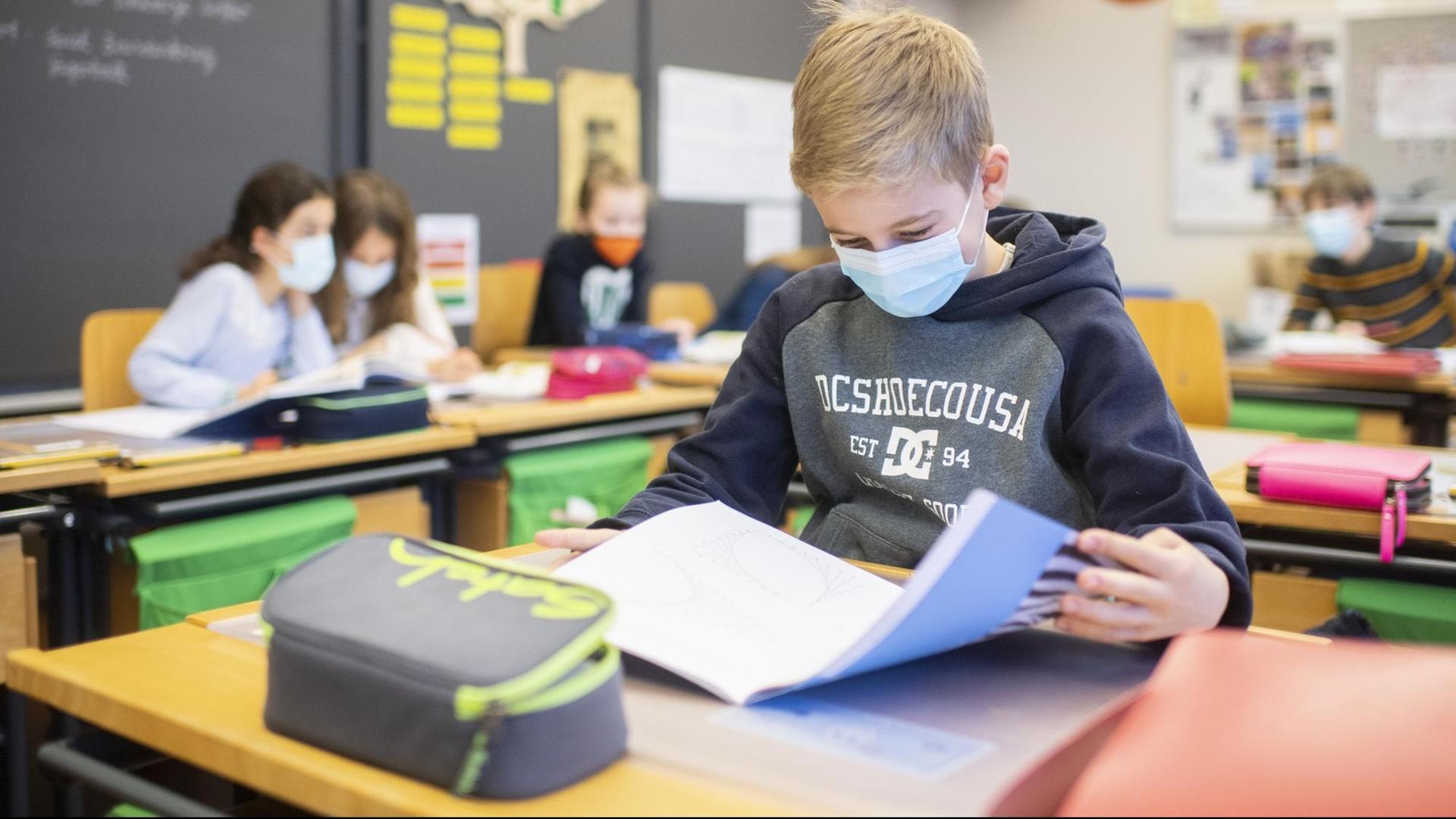 Kinder mit Atemschutzmasken im Unterricht im Schulhaus Fluntern, aufgenommen am Montag, 25. Januar 2021 in Zürich.