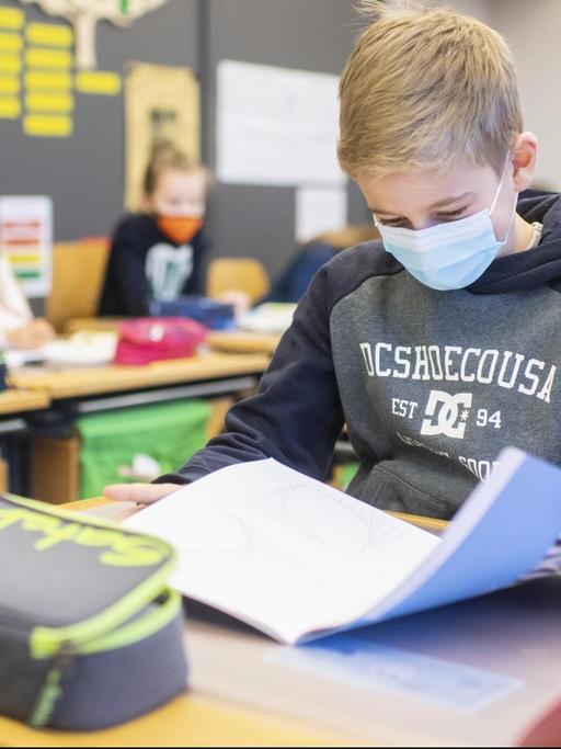 Kinder mit Atemschutzmasken im Unterricht im Schulhaus Fluntern, aufgenommen am Montag, 25. Januar 2021 in Zürich.